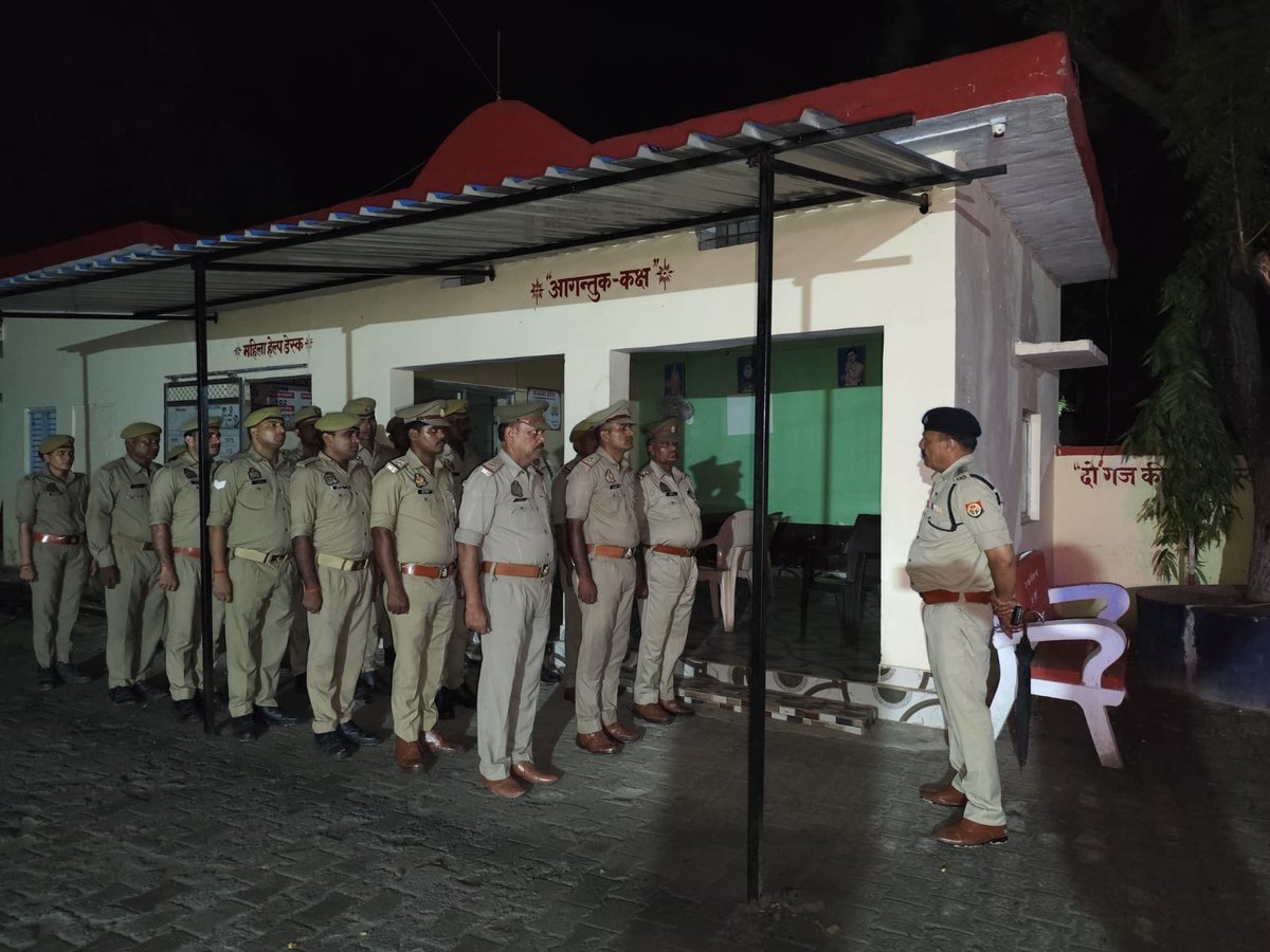 azamgarhpolice's tweet photo. #SSPAzh हेमराज मीना के निर्देशन में, 
आज दिनांक 16.07.2025 को #CoPhoolpurAzh  द्वारा थाना दीदारगंज का आकस्मिक निरीक्षण करते हुए सम्बन्धित को आवश्यक आदेश-निर्देश दिया गया।
#UPPolice
@adgzonevaranasi @digazamgarh https://t.co/w3Q4BsWozU