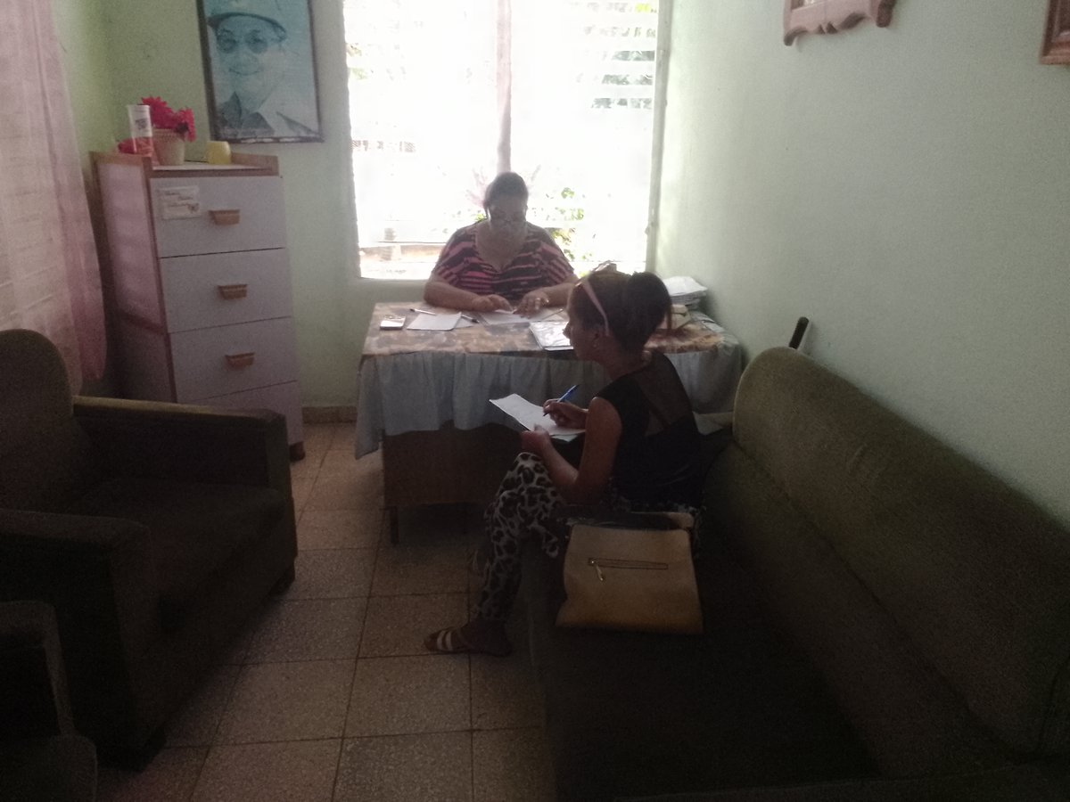 InfantilVilma's tweet photo. Se realiza la entrega  de la documentación para el nuevo otorgamiento al circulo infantil.
@Amancio
@primeraInfancia
@CubaMined https://t.co/vNMKv7HSTT