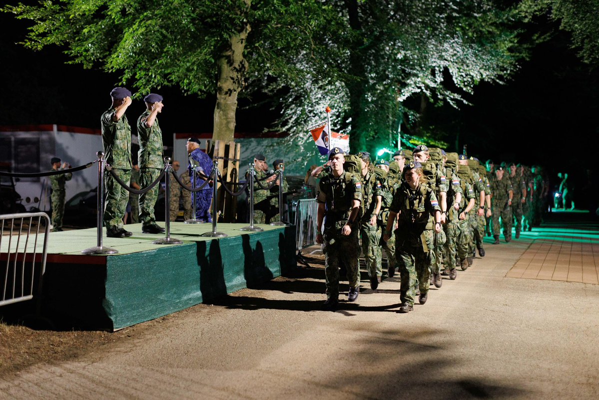 DefensieMin's tweet image. De Nijmeegse Vierdaagse is in volle gang. Duizenden militairen lopen mee.
Veel succes aan iedereen die deze fysieke en mentale uitdaging aangaat—bepakt, in formatie en goed voorbereid.
Ook dank en succes aan alle militairen op Kamp Heumensoord die dit mogelijk maken.