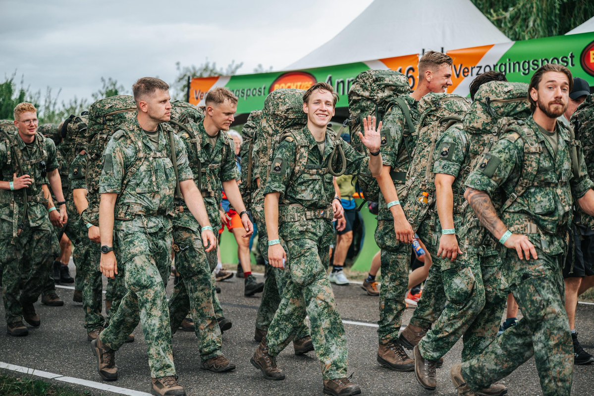 DefensieMin's tweet image. De Nijmeegse Vierdaagse is in volle gang. Duizenden militairen lopen mee.
Veel succes aan iedereen die deze fysieke en mentale uitdaging aangaat—bepakt, in formatie en goed voorbereid.
Ook dank en succes aan alle militairen op Kamp Heumensoord die dit mogelijk maken.