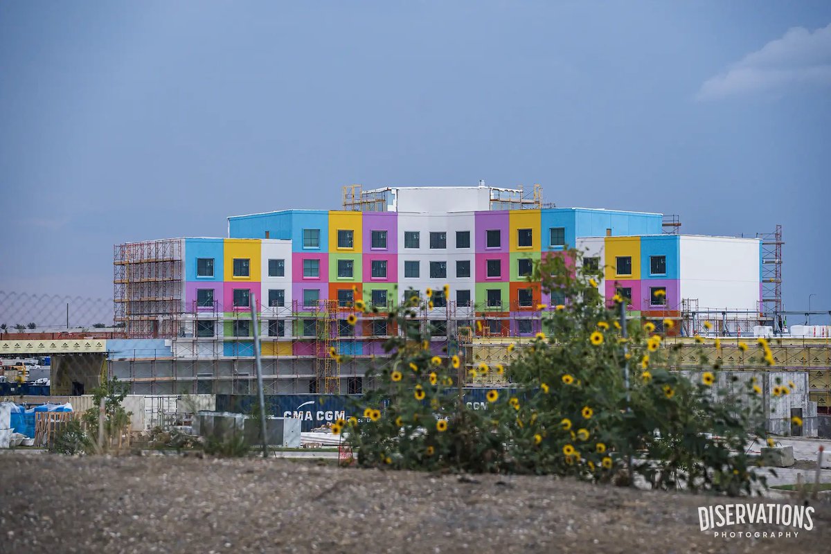 Aahs_n_Oohs's tweet image. OK…It’s growing on me (and I’m not referring to the flowers)
The vibrant colors on the hotel at Universal Kids Resort are getting exposed more as scaffolding is coming down. I’m liking it more than I anticipated.
(The flowers are cute too.)
📷 @diservations