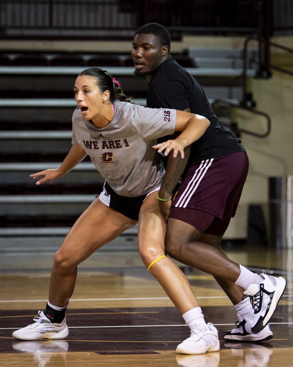 CMUWBBall's tweet image. In the gym with @CMU_Football 🫱🏾🫲🏽
Shoutout to Dakota Cochran & Caleb Spann for spending their summer dedicated to helping our program get better 😤
#FireUpChips🔥⬆️🏀 | #WeAre1