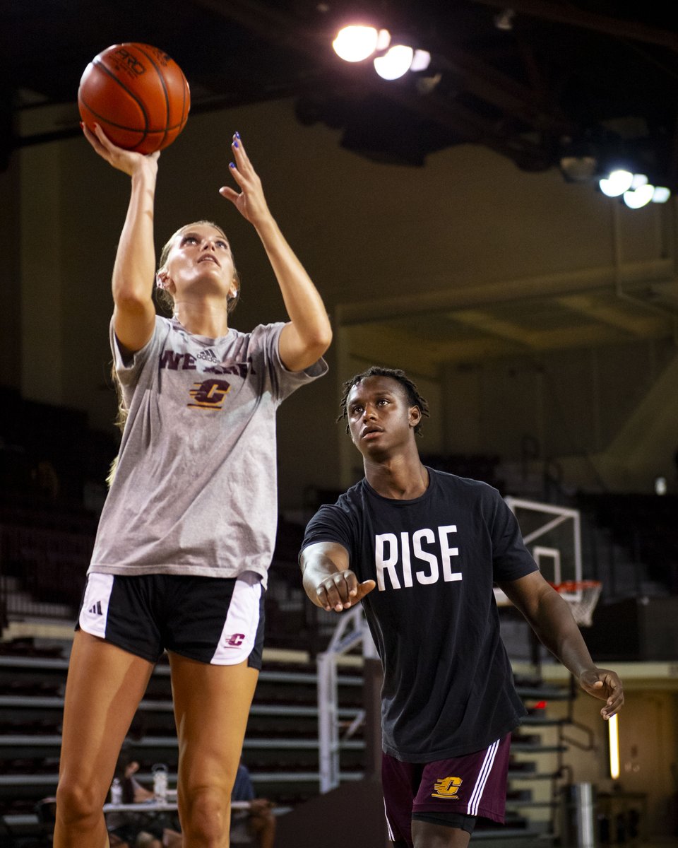 CMUWBBall's tweet image. In the gym with @CMU_Football 🫱🏾🫲🏽
Shoutout to Dakota Cochran & Caleb Spann for spending their summer dedicated to helping our program get better 😤
#FireUpChips🔥⬆️🏀 | #WeAre1