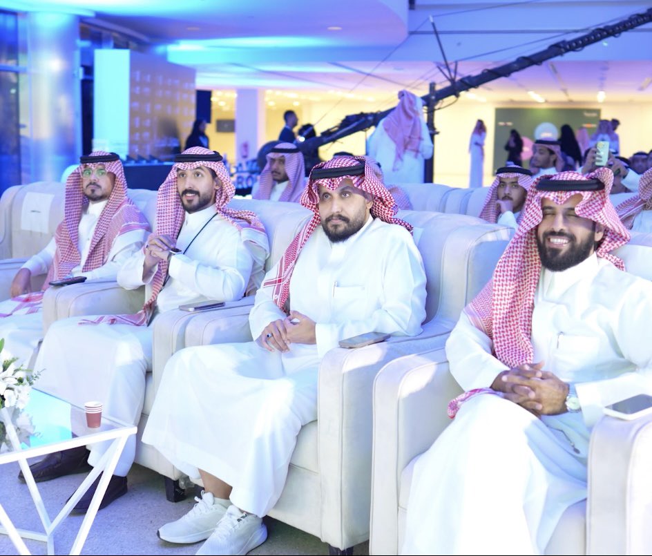 iipuh7's tweet photo. في #مجتمع_أسوة ، لا نكتفي بمواكبة الأيام العالمية بل نحولها إلى منصات لصناعة الأثر.

واحتفاءً بـ #اليوم_العالمي_لمهارات_الشباب ، أقمنا  ملتقى #مهارات_الشباب الأول من نوعه في المنطقة الشرقية ، ليكون مساحة تُستَعرض فيها المهارات وتُستحضَر فيها الفرص، وتُستنهَض فيها الطاقات الكامنة في شبابنا

جمعنا خلال هذا الملتقى كفاءات من مختلف المسارات:
🔹 من القيادة المجتمعية
🔹 والتعليم والتطوير الجامعي
🔹 والتمكين المهني
🔹 إلى ريادة الأعمال والتمكين الاقتصادي

حيث قدّم كل من:
•أ. عمر الشيباني رؤيته حول مهارات القيادة والتأثير.
•د. محمد الكثيري منظوره حول بناء المهارة كنافذة للفرص. @MSMAlkathiri 
•م. محمد المقهوي تجربته في التوازن وصناعة القرار الواعي. @mam4644
•أ. ندى الغامدي حديثها الملهم حول الفرق بين العادي وصانع الأثر.

لم يكن مجرد ملتقى بل رسالة واضحة مفادها:
ان الشباب لا ينتظرهم المستقبل بل يُبنى الحاضر على أيديهم ايضاً .

خالص الشكر لكل من شارك، ساهم، وآمن بأن الاستثمار الحقيقي يبدأ من تمكين الشباب .