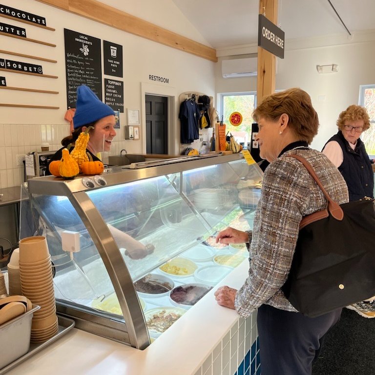 SenatorShaheen's tweet image. If you're an ice cream lover like I am, today is one of the best days of the year: National Ice Cream Day. 🍦
With more than 50 stops on New Hampshire's ice cream trail, I hope Granite Staters everywhere can get a scoop of their favorite flavor today. visitnh.gov/things-to-do/f…