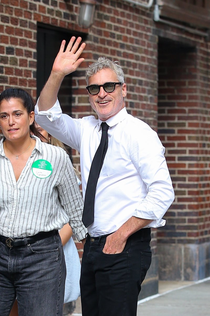 jphoenixupdates's tweet image. Joaquin Phoenix on the streets of New York City yesterday with fans before his appearance on The Late Show with Stephen Colbert.