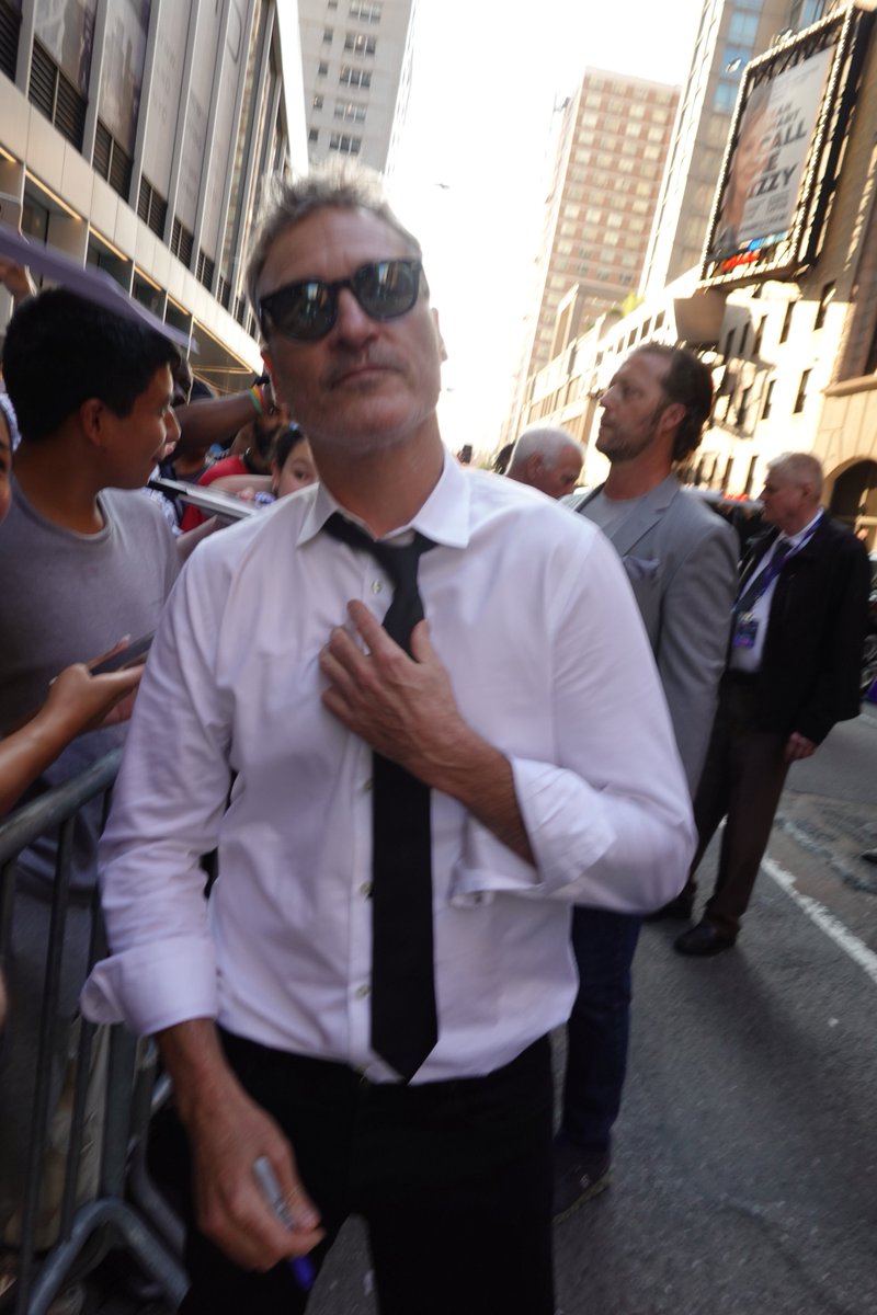 jphoenixupdates's tweet image. Joaquin Phoenix on the streets of New York City yesterday with fans before his appearance on The Late Show with Stephen Colbert.