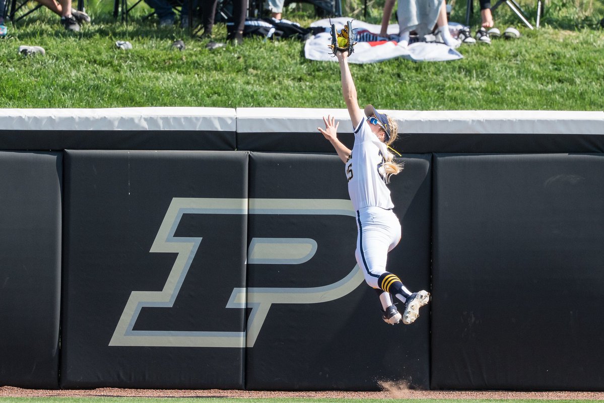 umichsoftball's tweet image. Several softball photos showed up in MGoBlue’s 2024-25 Photos of the Year! 📸
Full Galleries >> myumi.ch/eg1E2