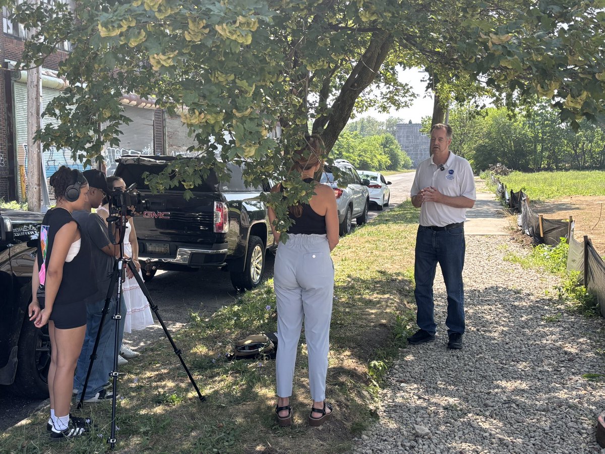 LMMCleveland's tweet image. Solar House #2 is up! Our great partners from PadSmart continue to work hard on the interior as we welcomed Cuyahoga Land Bank, FreshWater Cleveland and Underdogs on hand for future stories on this innovative project