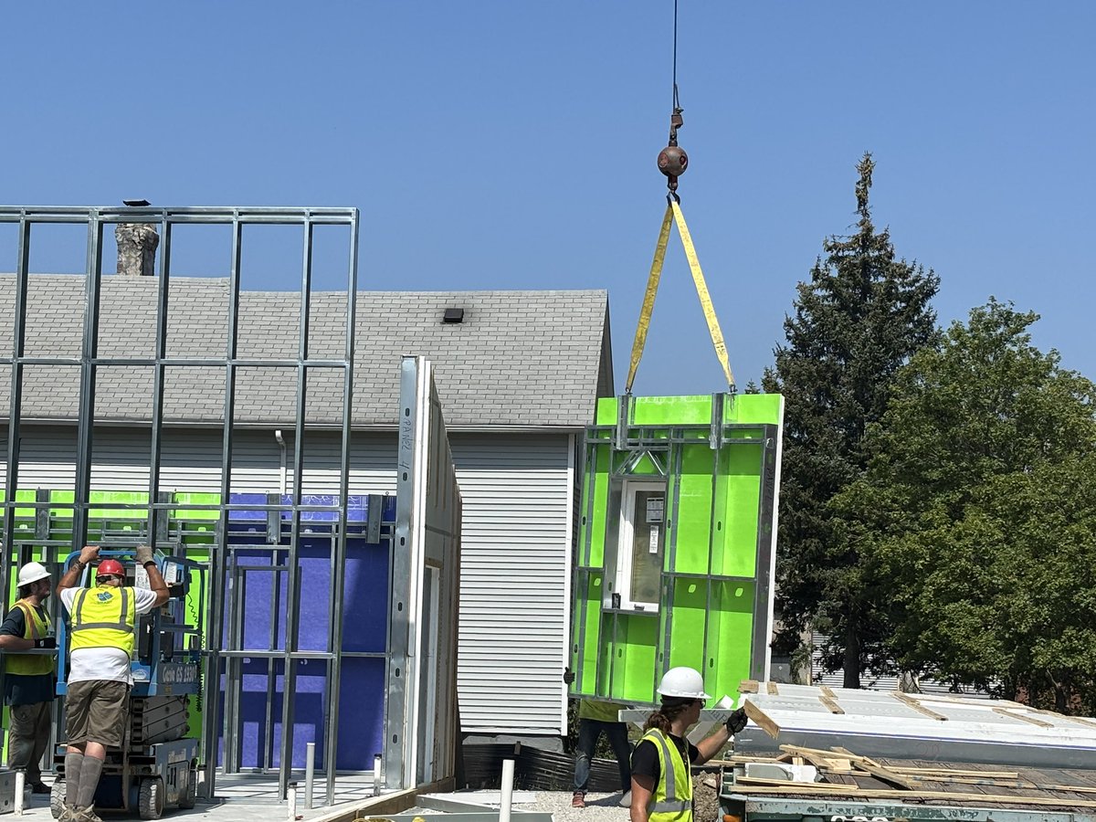 LMMCleveland's tweet image. Solar House #2 is up! Our great partners from PadSmart continue to work hard on the interior as we welcomed Cuyahoga Land Bank, FreshWater Cleveland and Underdogs on hand for future stories on this innovative project