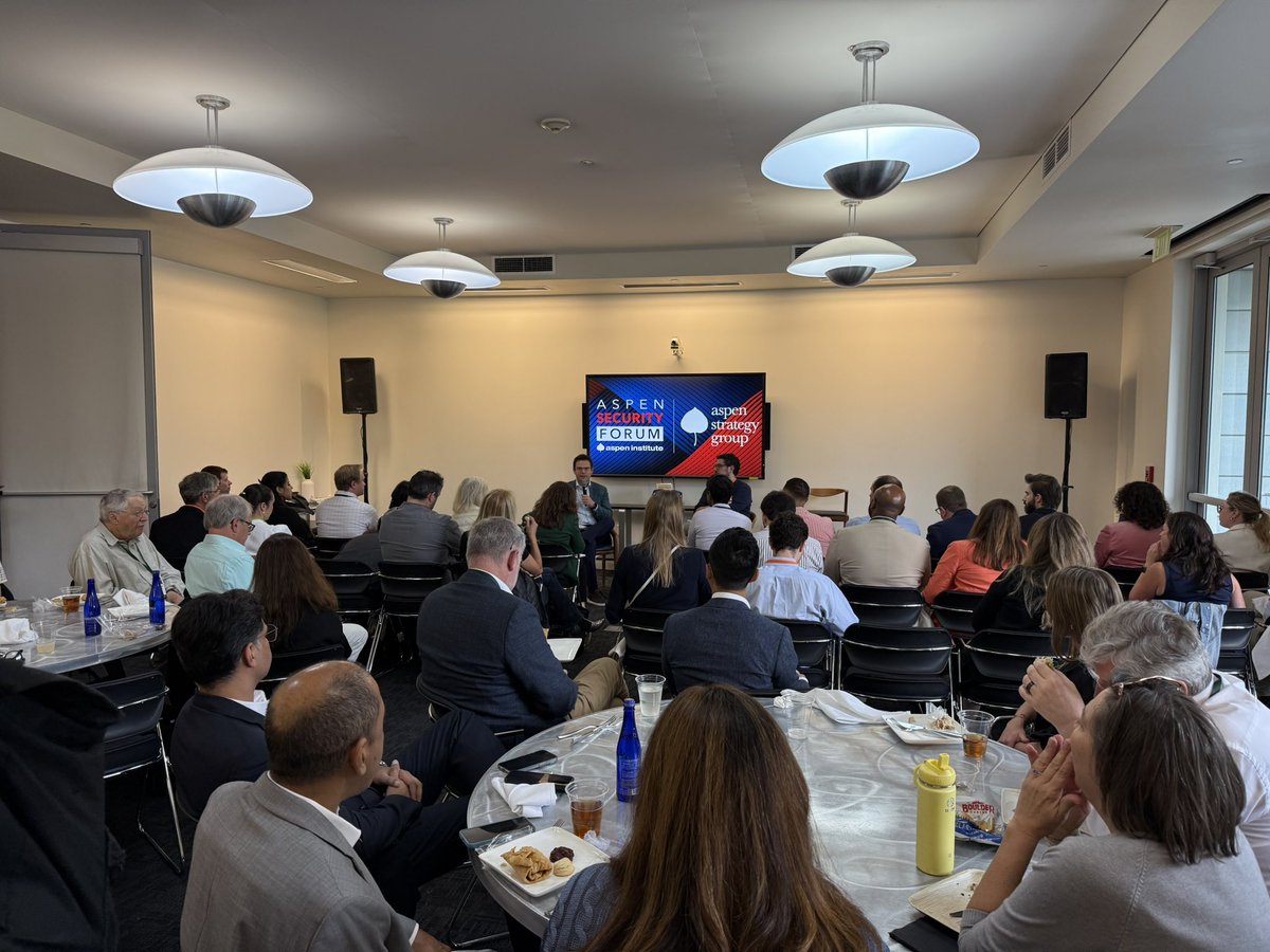 JasonBordoff's tweet image. Packed house @AspenSecurity for brilliant book talk by @ColumbiaUEnergy’s @edwardfishman about his fantastic new book Chokepoints. 👍 #AspenSecurity