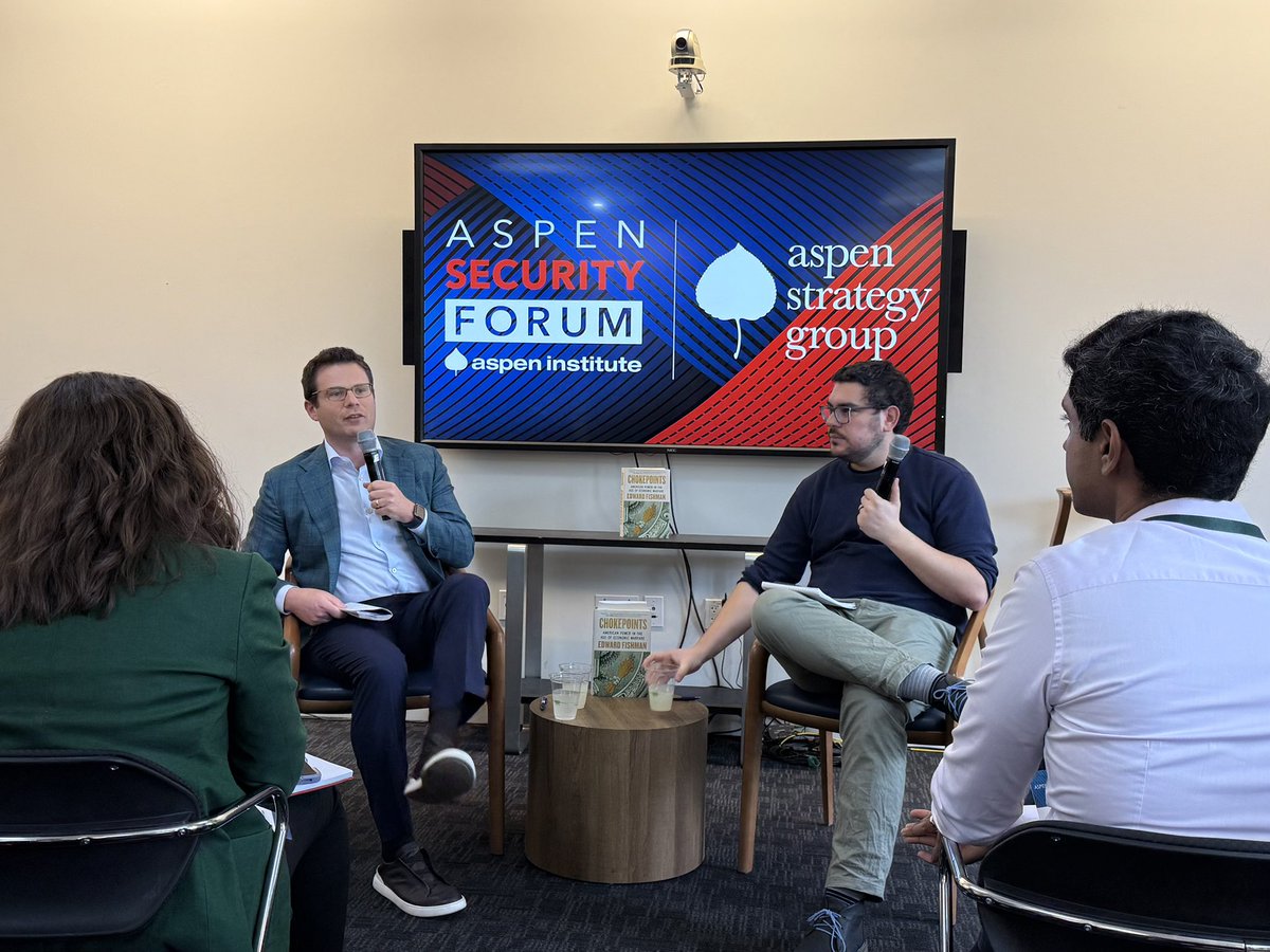 JasonBordoff's tweet image. Packed house @AspenSecurity for brilliant book talk by @ColumbiaUEnergy’s @edwardfishman about his fantastic new book Chokepoints. 👍 #AspenSecurity