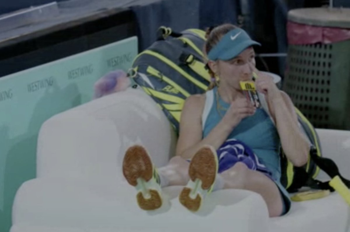 Mdrr Korpatch qui vit sa best life 🍹 Boisson qui servait pour le match nous a fait un énorme tchok typique de la WTA 🤡 non franchement c'est chaud d'être français on aura jamais le droit au bonheur 🤣