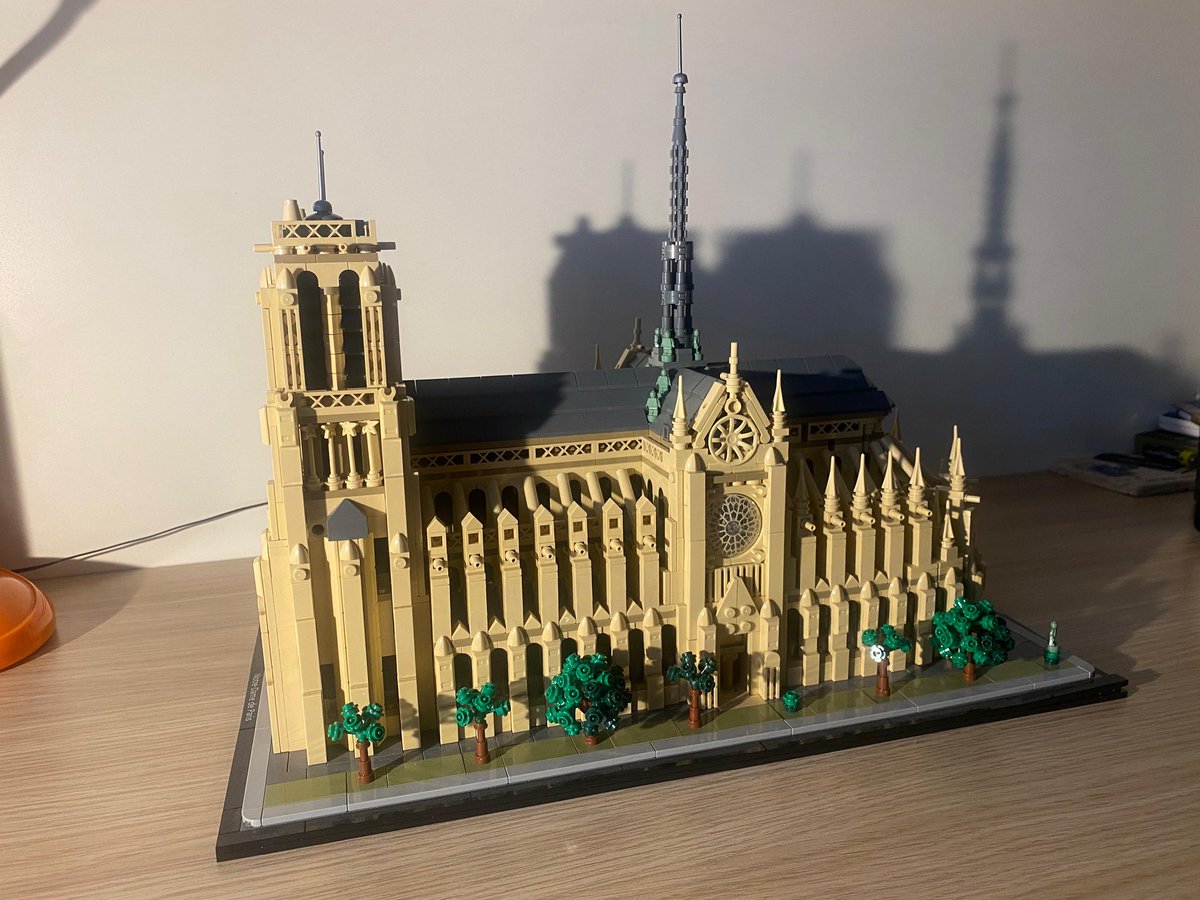oozzaan's tweet photo. #NotreDame https://t.co/WlsNpTwPv3