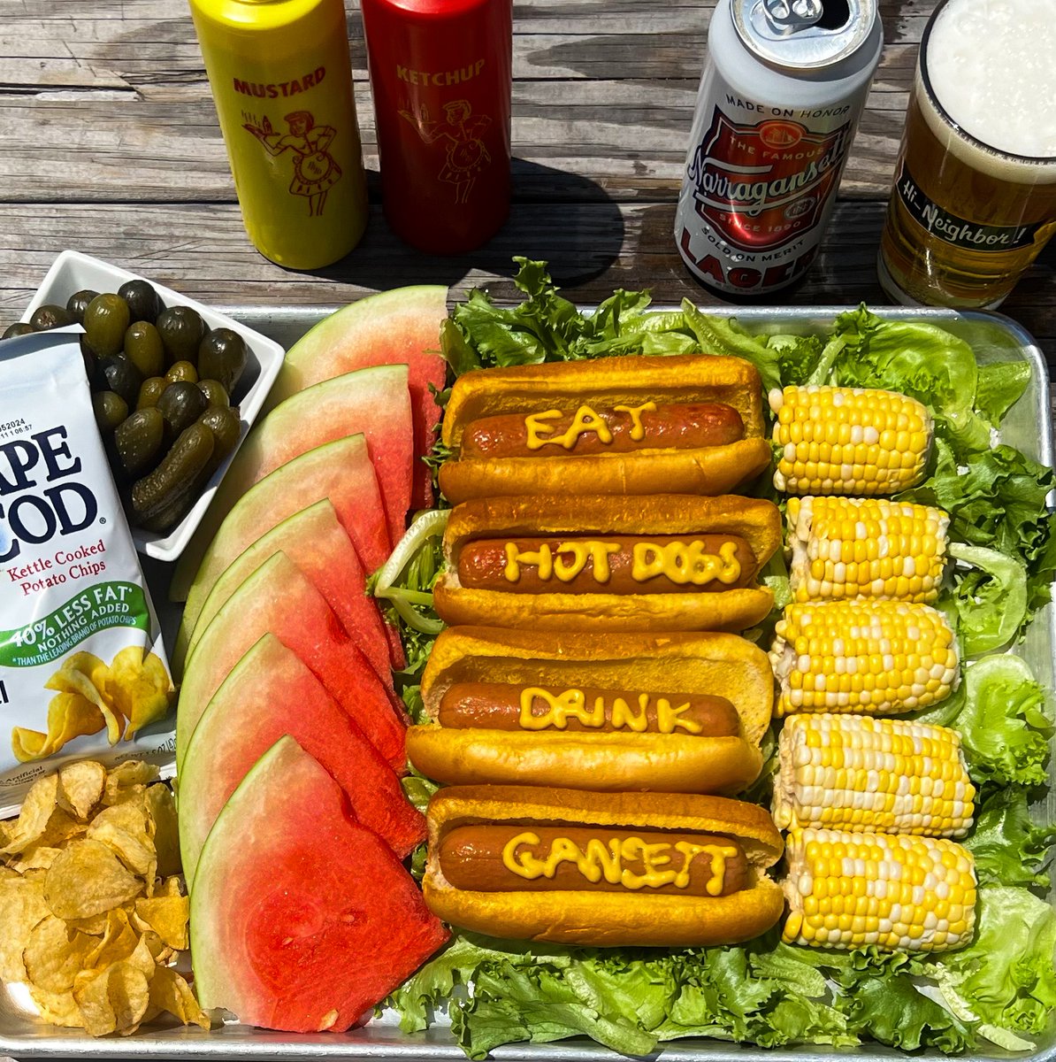 Gansettbeer's tweet image. Happy National Hot Dog Day🌭 There's only two things to do today, and they are: Eat Hot Dogs, Drink 'Gansett.
Cheers, Neighbors🍻
#hotdog #nationalhotdogday #beer #gansettbeer #narragansett #hotdogs #hotdogday #summer