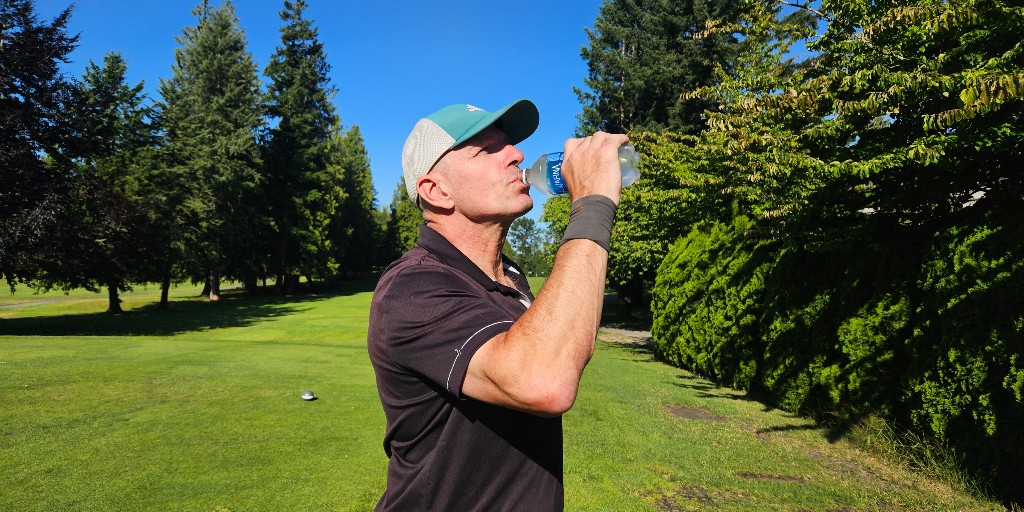 With the hot summer weather now here, it’s important to stay as cool and hydrated as possible on the course. Learn about the importance of hydration and pick up some tips on how to beat the summer heat. Some of the tips might surprise you! ow.ly/1Ohc50Wq2Eb