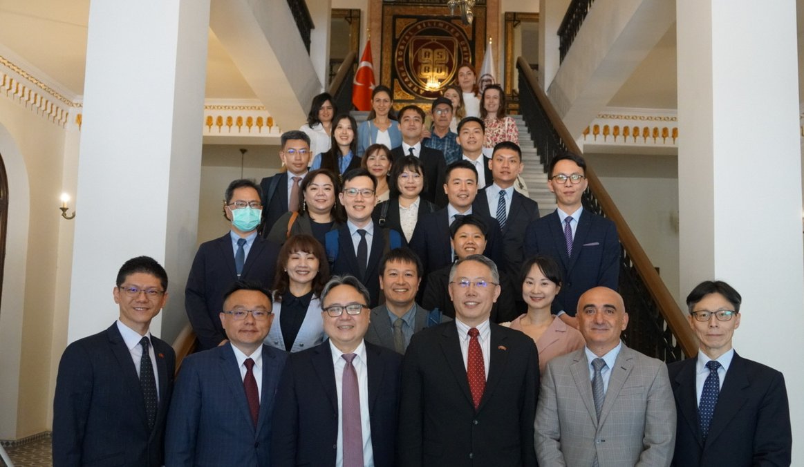 Geçen hafta Tayvan'daki Ulusal Chengci Ü. den akademisyenleri ve yüksek lisans öğrencilerini üniversitemizde misafir ettik. 
Tayvan Büyükelçisi Sn. Volkan C.HUANG'da heyete eşlik etti. 
İşbirliğimizi geliştirmek için çalışmaya devam edeceğiz.
<a href="/nccu1927/">National Chengchi University | 國立政治大學</a> 
<a href="/AsbuEkonomi/">ASBÜ Ekonomi</a> 
<a href="/tekmankara/">Taiwan + Türkiye</a>