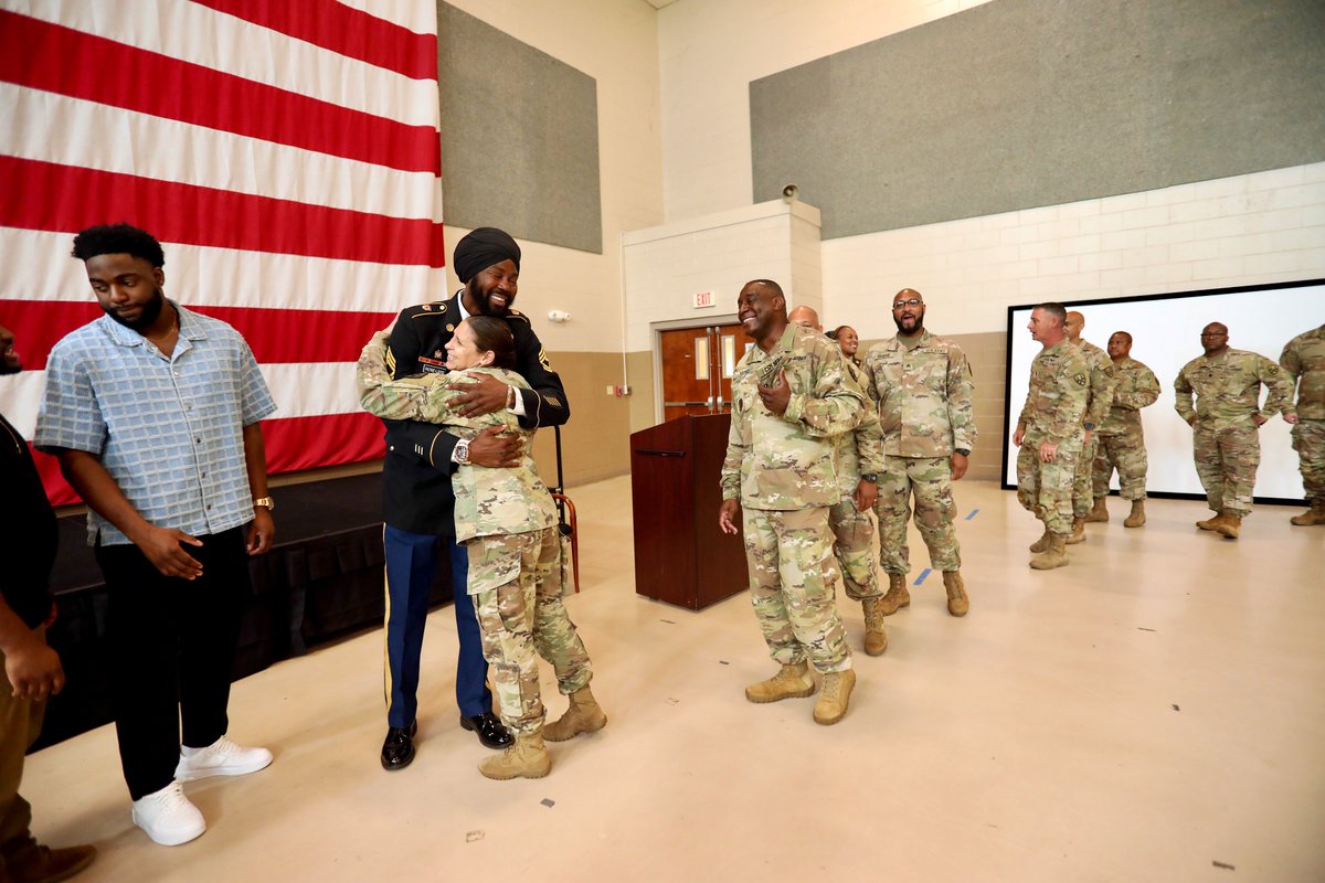 USArmyReserve's tweet image. 🧵 1/ Surrounded by family and fellow Soldiers, Master Sgt. Pierre-Louis celebrated his promotion in a ceremony celebrating his 16-year @USArmy career.  

#USArmyReserve