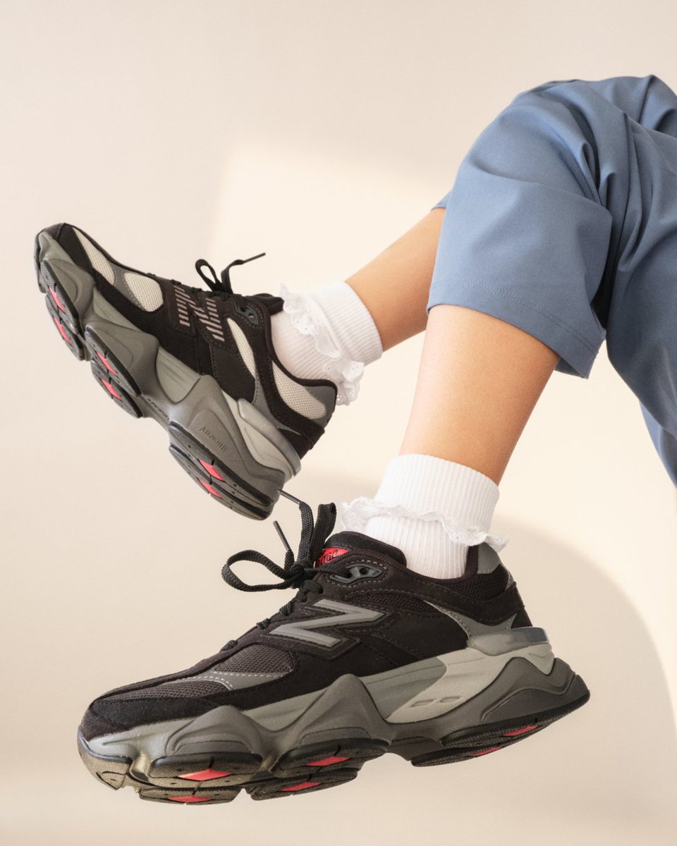 footlocker's tweet image. Timeless style and unbeatable versatility. ⌛
All-black kicks are the ultimate back-to-school essential to help you make a statement without saying a word. Cop your newest pair in-store or online at Foot Locker.
spr.ly/60124NAHp