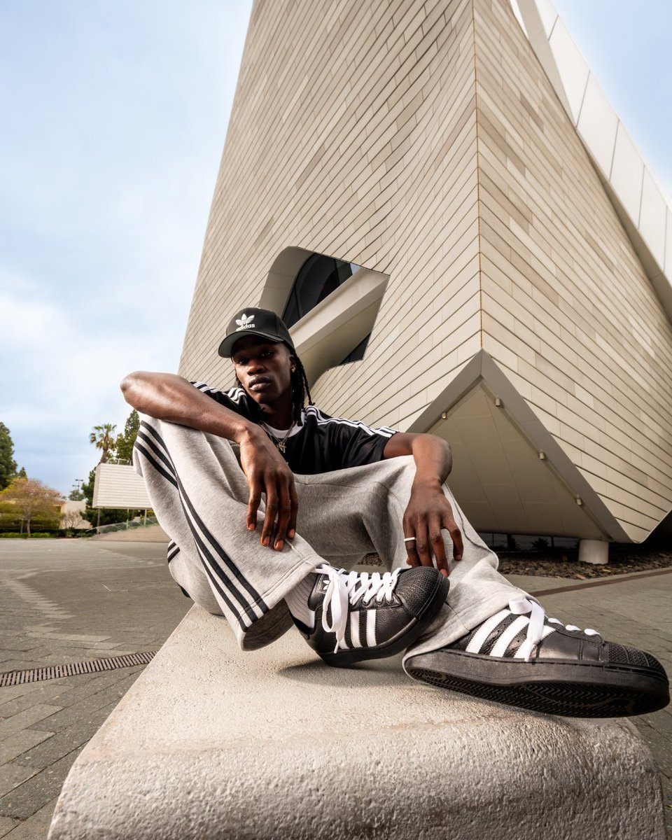 footlocker's tweet image. Timeless style and unbeatable versatility. ⌛
All-black kicks are the ultimate back-to-school essential to help you make a statement without saying a word. Cop your newest pair in-store or online at Foot Locker.
spr.ly/60124NAHp