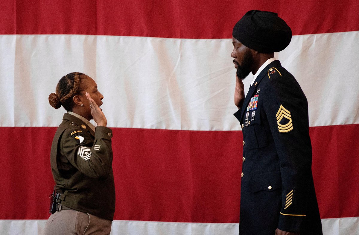 USArmyReserve's tweet image. 🧵 1/ Surrounded by family and fellow Soldiers, Master Sgt. Pierre-Louis celebrated his promotion in a ceremony celebrating his 16-year @USArmy career.  

#USArmyReserve