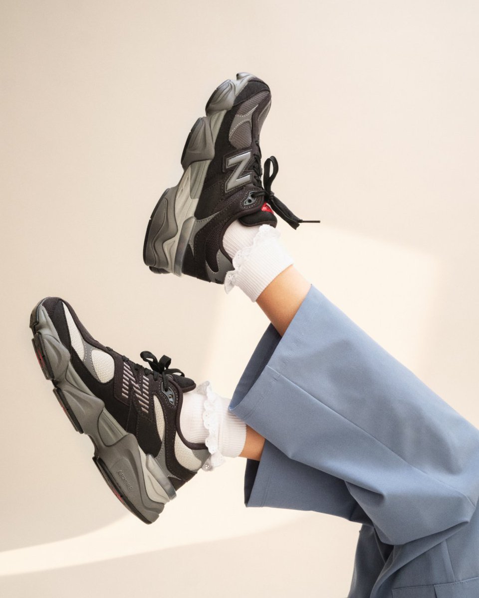footlocker's tweet image. Timeless style and unbeatable versatility. ⌛
All-black kicks are the ultimate back-to-school essential to help you make a statement without saying a word. Cop your newest pair in-store or online at Foot Locker.
spr.ly/60124NAHp