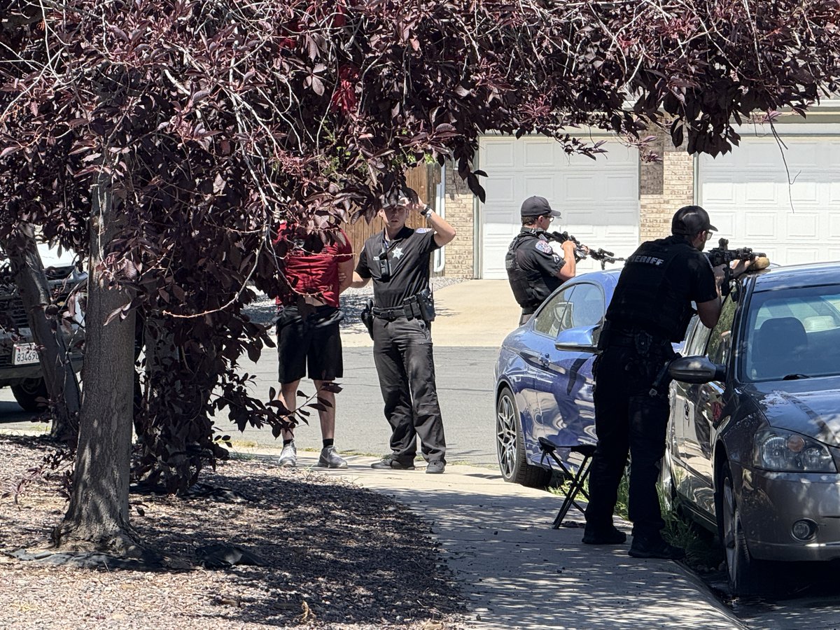 ArapahoeSO's tweet image. Sheriff deputies have arrested a man for pointing a handgun at a @CORECooperative worker who knocked on his front door to gain access to his backyard to check a utility pole. The suspect was found to be intoxicated and was booked into the Arapahoe County Detention Facility on…