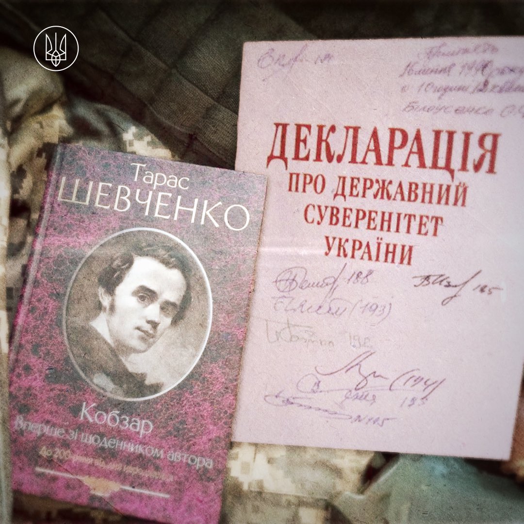 poroshenko's tweet image. 16 липня — символічна дата. Вона об’єднує два великих досягнення, які укріпили нашу державність. Саме цього дня 1990-го була ухвалена Декларація про державний суверенітет. І саме цього дня 2019-го набув чинності Закон про мову.
Дві події, які цементують наше право бути собою.…