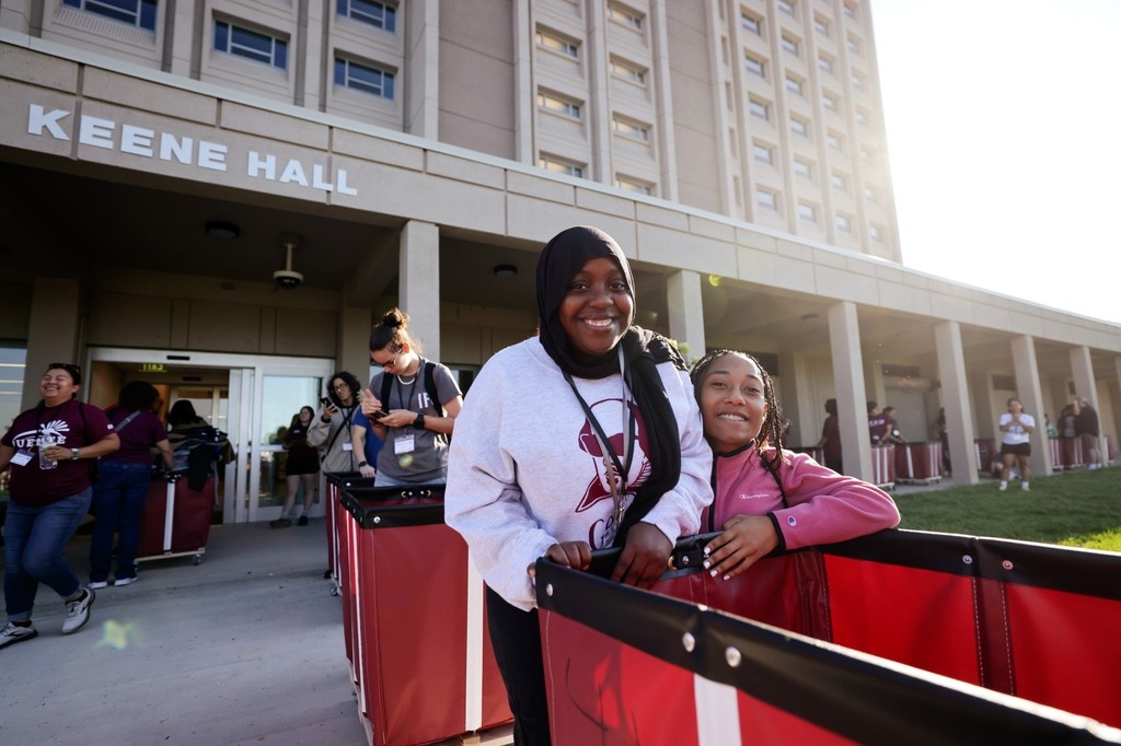 eku's tweet image. Today marks FOUR WEEKS until move in! We're counting down the days until we can welcome our Colonels back to the #CampusBeautiful. 🏡🎉 #EKU