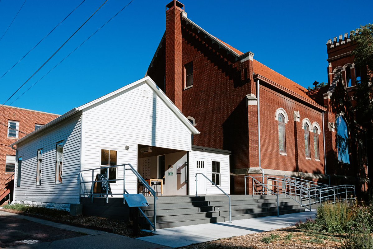 UNLincoln's tweet image. Partnering with F Street Neighborhood Church, @UNLArchitecture students transformed a 150-year-old chapel from design to construction. They call it the Art Chapel, and it's a community art space where everyone can learn and create. ›› buff.ly/3J4fTAt #NUforNE