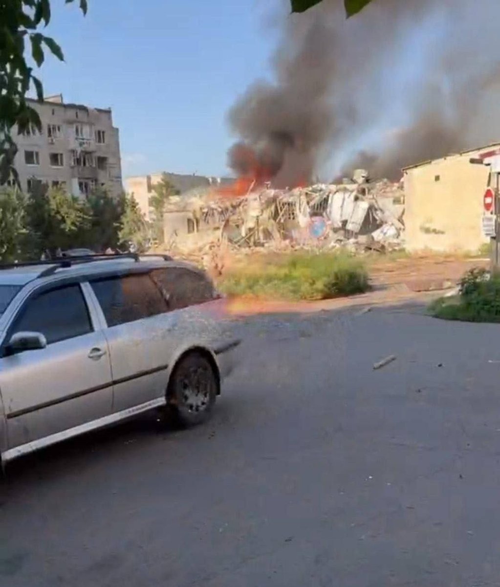 🚨 Russia bombed a store in central Dobropillia during rush hour as people returned from work. 

There are dead and many injured. Medics and rescue crews are on site, but the local hospital is overwhelmed, the Human Rights Commissioner reports.
