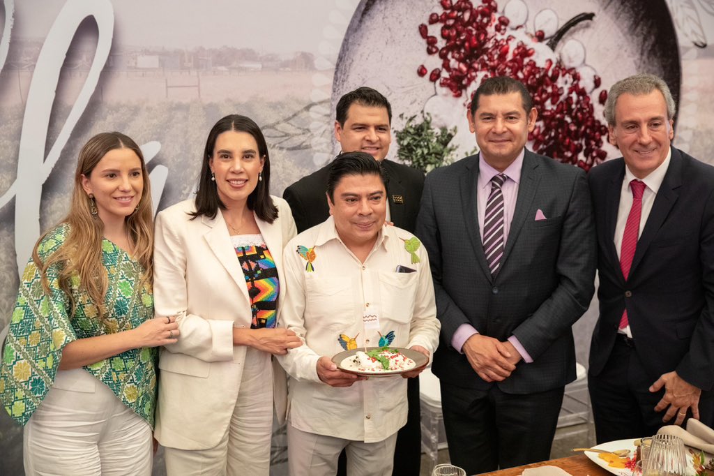 TTCitizen's tweet photo. #Turismo 
Inicia Puebla temporada de #chilesennogada esperando una venta de más de 4.5 millones de chiles para este 2025…
@SECTUR_mx @Puebla 
https://t.co/R8TvDlkizR https://t.co/NtC0zy719e