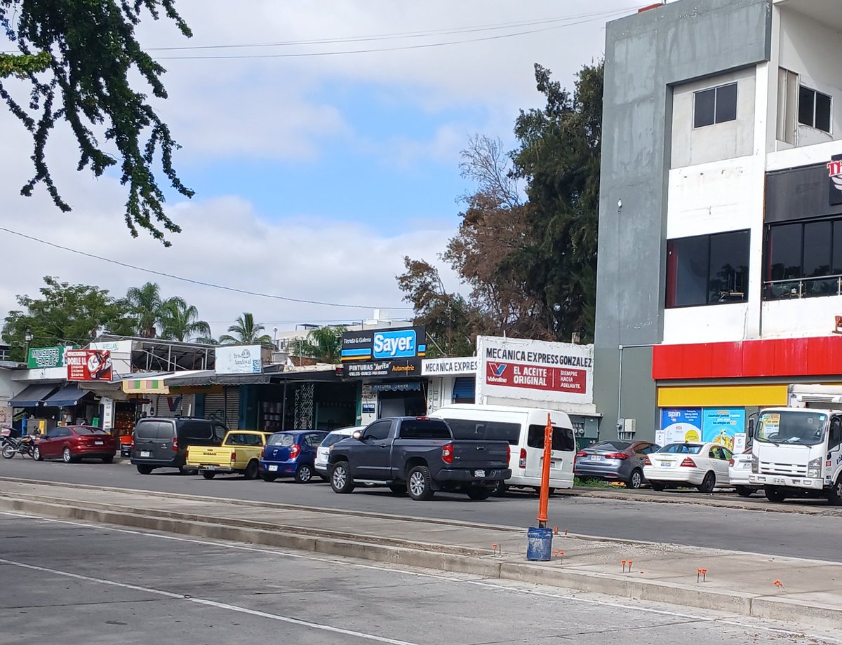 mudeition's tweet photo. @JaliscoVial @ZapopanGob sobre la avenida Ladrón de Guevara y volcán ajusco los vehículos se estacionan en doble fila y en batería, reduciendo a un solo carril la avenida. Además de la reducción por remuneración de camellón @Trafico_ZMG @MovilidadZap https://t.co/T01WJrCR2X