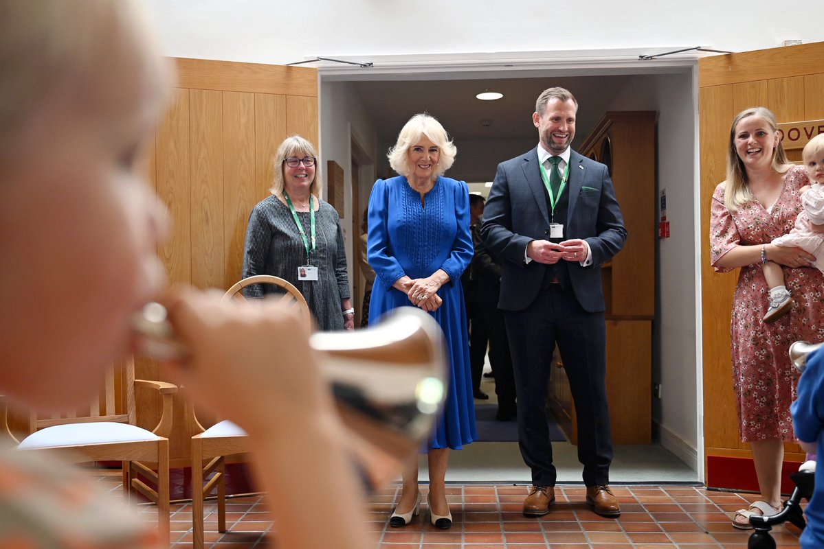 RoyalFamily's tweet image. In Barnstaple, The Queen has joined staff, volunteers and families in celebrating the 30th anniversary of @HospiceWest at Little Bridge House.
Little Bridge House was the first of three hospices founded by Eddie and Jill Farwell to provide a peaceful and relaxing environment…