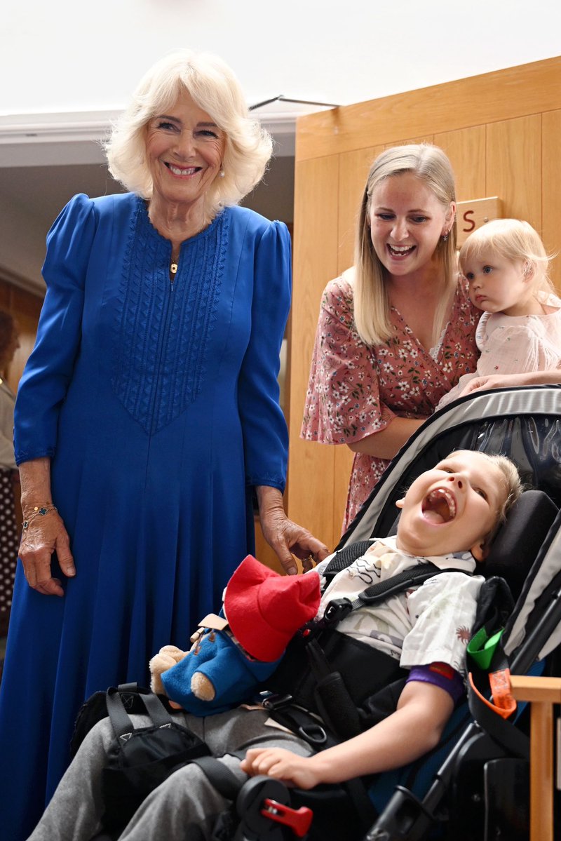 RoyalFamily's tweet image. In Barnstaple, The Queen has joined staff, volunteers and families in celebrating the 30th anniversary of @HospiceWest at Little Bridge House.
Little Bridge House was the first of three hospices founded by Eddie and Jill Farwell to provide a peaceful and relaxing environment…