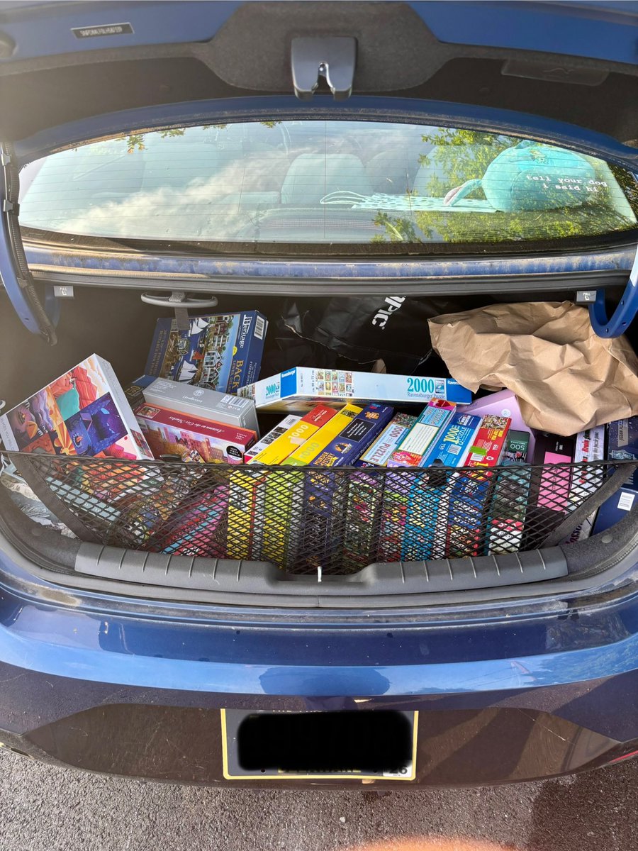 sl_goss's tweet photo. @nothinbutlag @CaptainSparklez Neat freak beware; she’s a mess but gets me where I’m going and holds my thrift store puzzle obsession lol (2020 Hyundai Elantra SEL) https://t.co/nimLLfkyCz