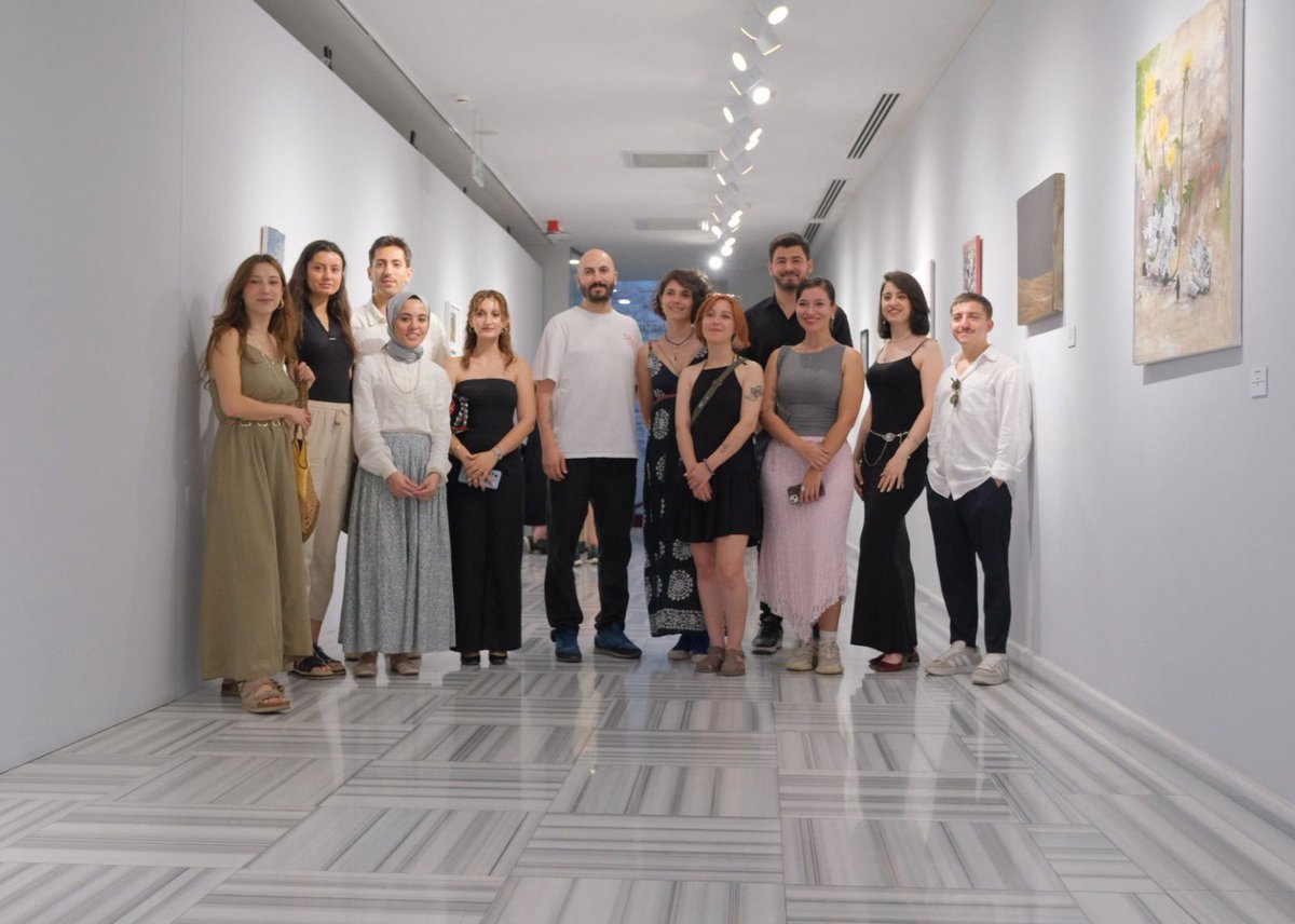 Görünür Olanın Ötesi sergisi başladı. 

Ünlü yönetmen Nuri Bilge Ceylan’ın sinema dili Erdi Koç küratörlüğünde sanatçıların kendi yorumlarıyla tuvale ve enstalasyonlara taşınıyor, sanatseverlerle buluşuyor.

🗓️Sergimizi 10 Ağustos’a kadar ziyaret edebilirsiniz. 

📍İstiklal Sanat