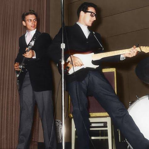 WaymoreJennings's tweet image. Happy #WaylonWednesday everyone!
Great photo of Waylon playing bass for Buddy Holly in the late 1950s.