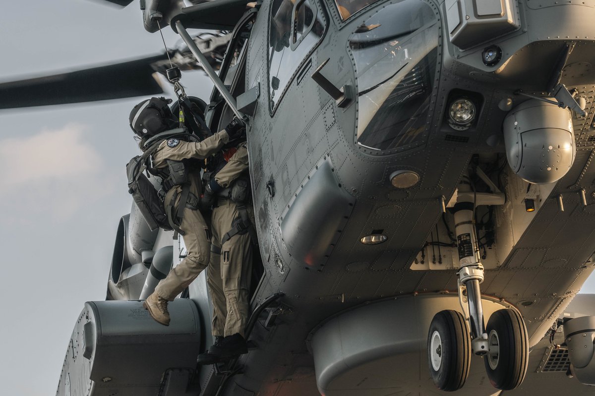 RCAF_ARC's tweet image. Throwback to some amazing shots from Op HORIZON from back in April. The CH-148 Cyclone Helicopter, Avalanche, sailed onboard HMCS Ville de Québec, as part of the UK-led Carrier Strike Group, on the North Atlantic Ocean.