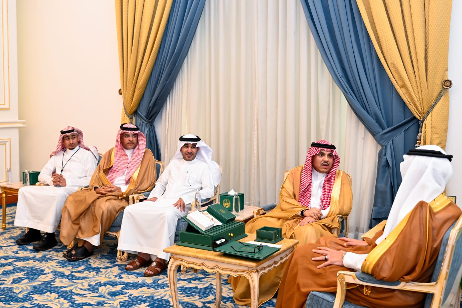 شاهد الآن الأمير سعود بن نهار يلتقي المدير التنفيذي لهيئة الصحة العامة بالقطاع الغربي 