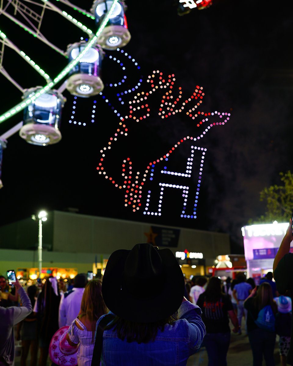 RODEOHOUSTON's tweet image. Sky full of yeehaw 🤠
