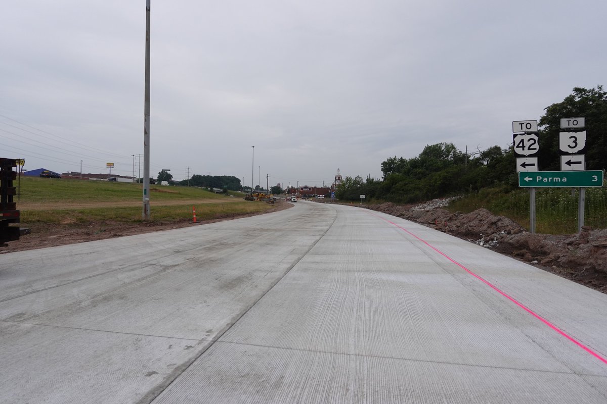 ODOT_Cleveland's tweet image. The exit ramp to Ridge Road off I-480 westbound is coming together nicely. The ramp is set to open back up in early August! 🙌#OpeningSoon #Smooth