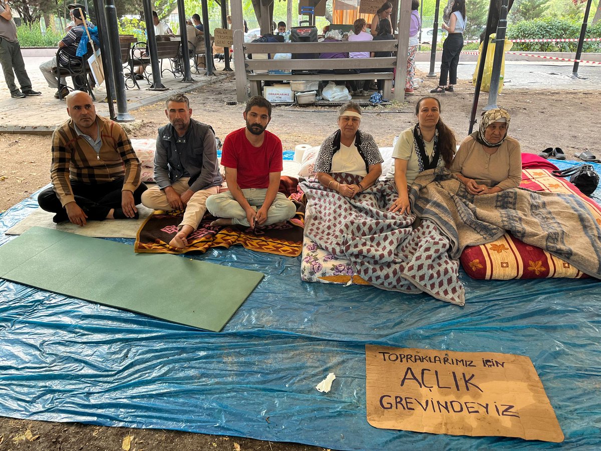 KARARLIYIZ!

Bizleri açlığa mahkum edecek maden yasasını istemiyoruz! Defalarca kez meclise seslendik. Duyulmadık. Açlık grevine başladık. 

Topraklarımıza çökülmesine izin vermeyeceğiz. Geleceğimizi, ülkemizi savunacağız. Sonuna kadar mücadele edeceğiz! #MadenYasasıGeçemez
