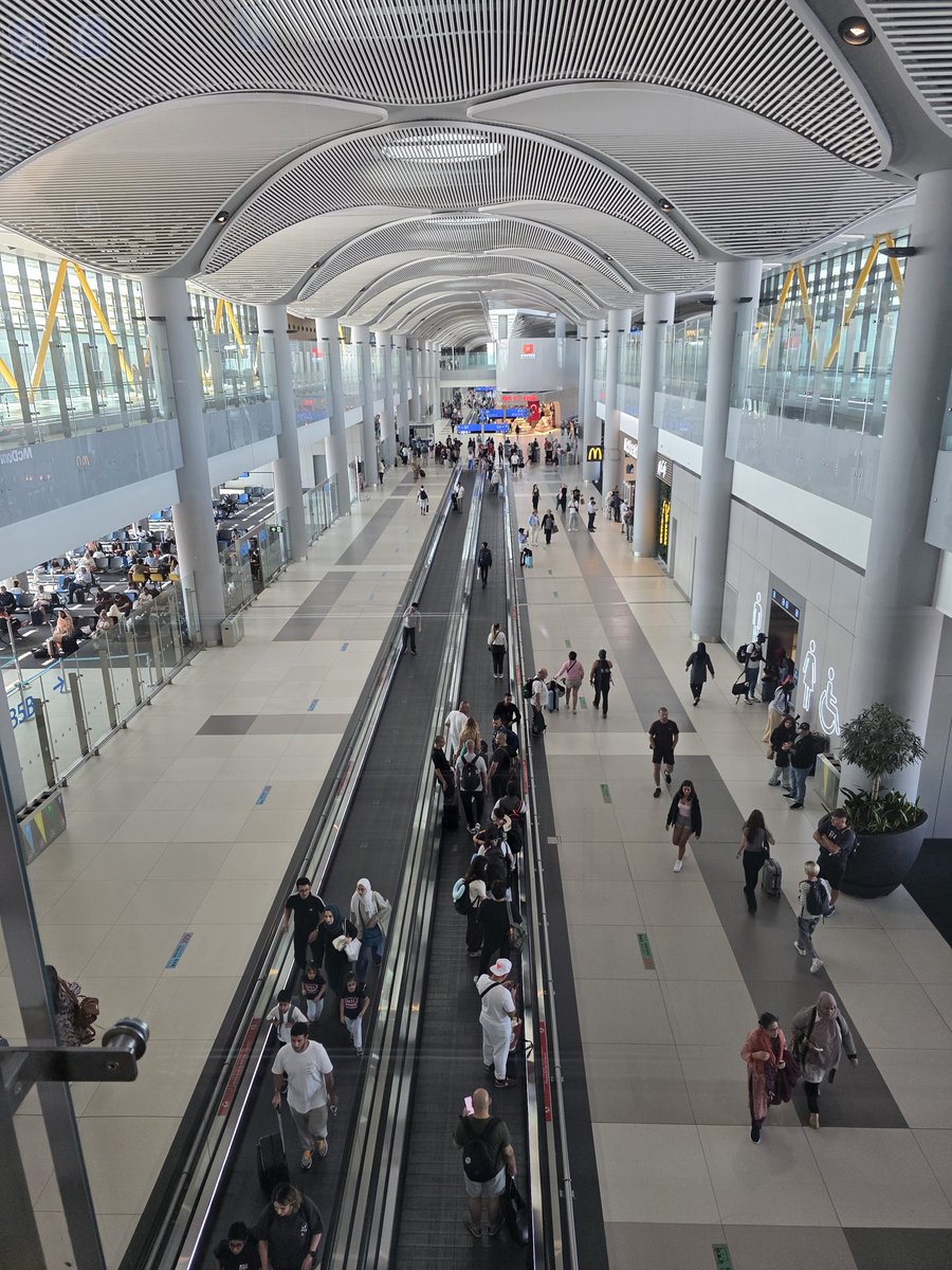 Nammy65147113's tweet image. So why does Manchester Airport look like a bus station compared to Istanbul airport 馃槨