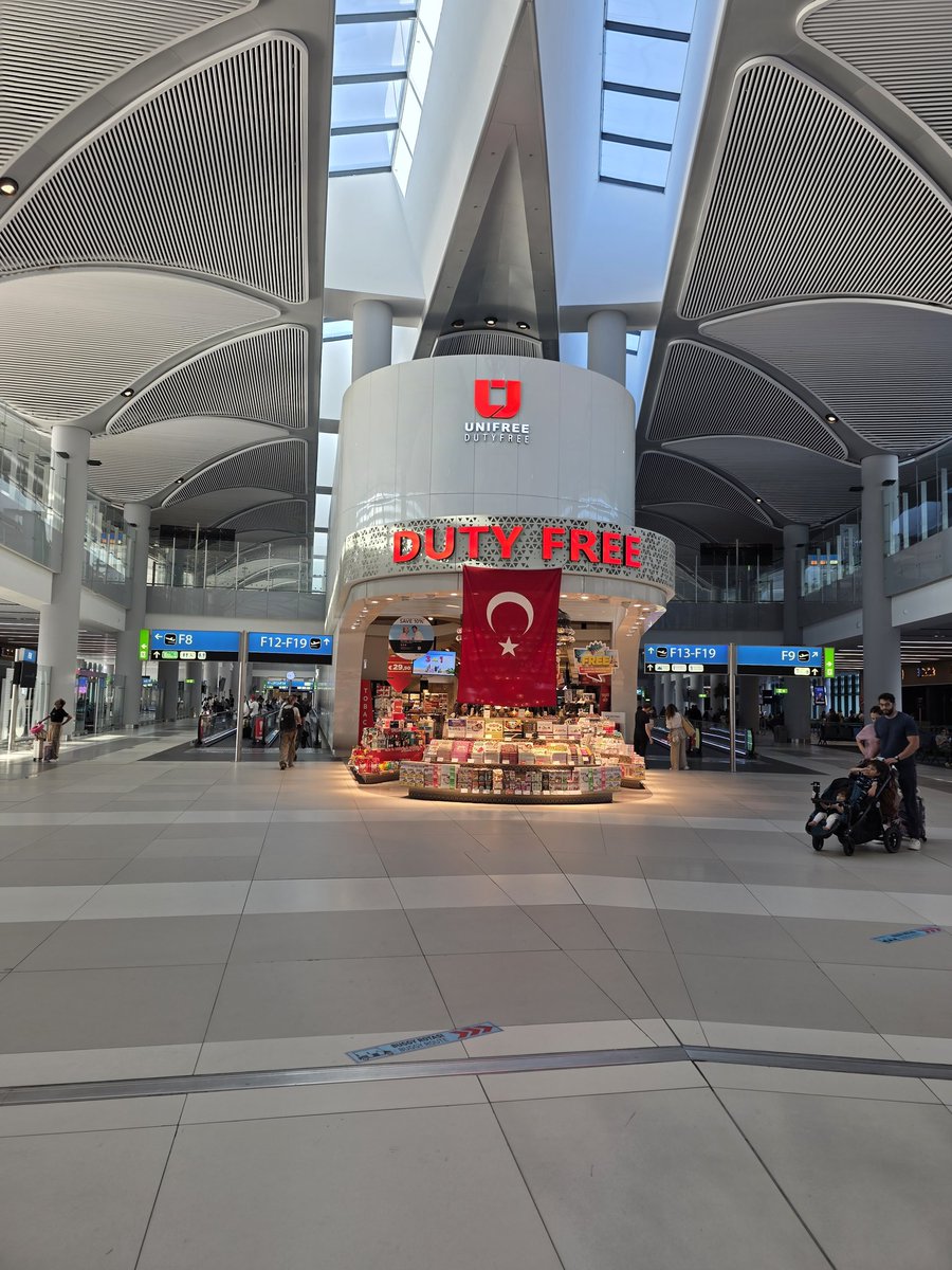 Nammy65147113's tweet image. So why does Manchester Airport look like a bus station compared to Istanbul airport 馃槨