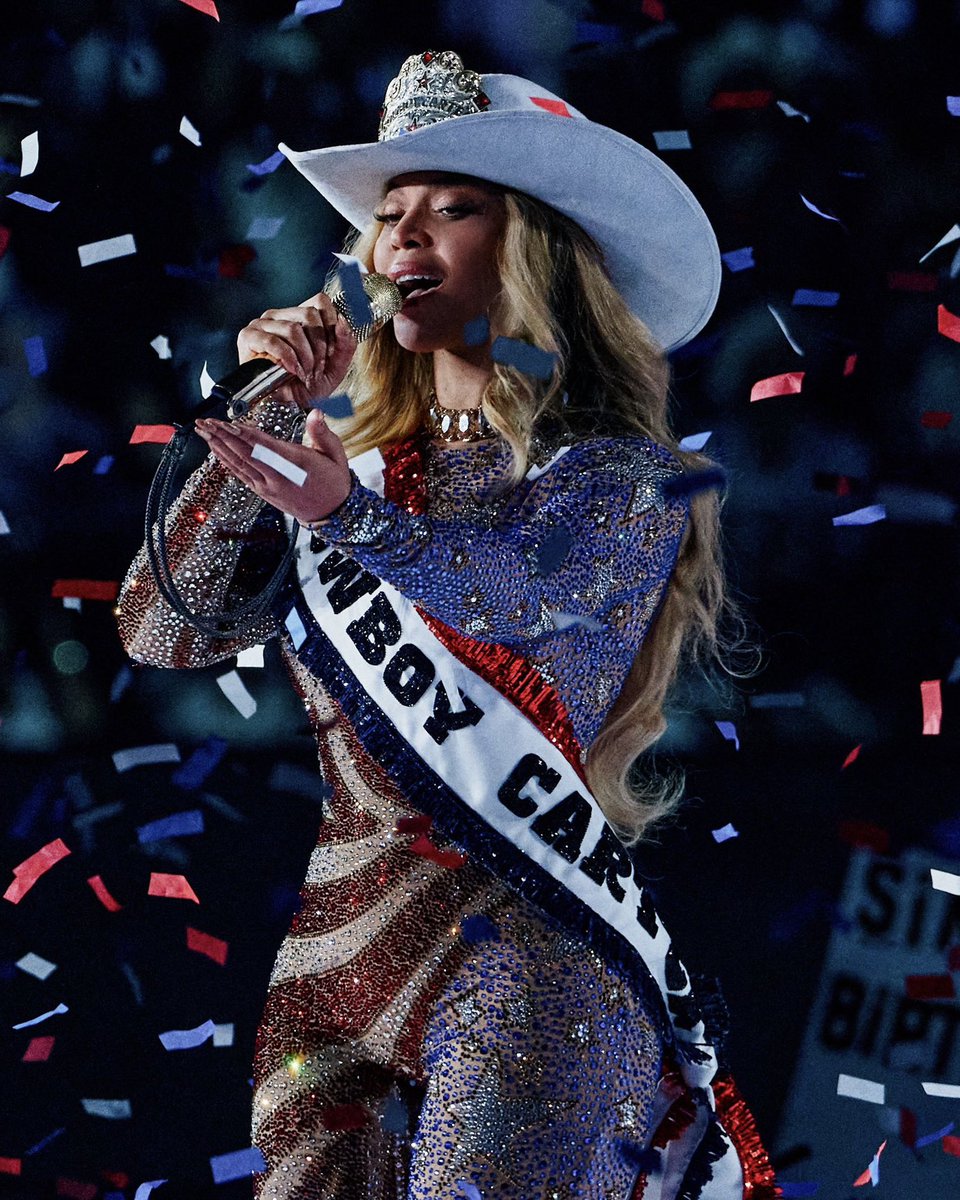 BeyLegion's tweet image. BOXSCORE: The #COWBOYCARTERTOUR now sits at a $387.9M total gross after a hugely successful weekend in Atlanta brought in $55.4M across four SOLD-OUT shows.
Beyoncé is averaging $12.93M per night.
