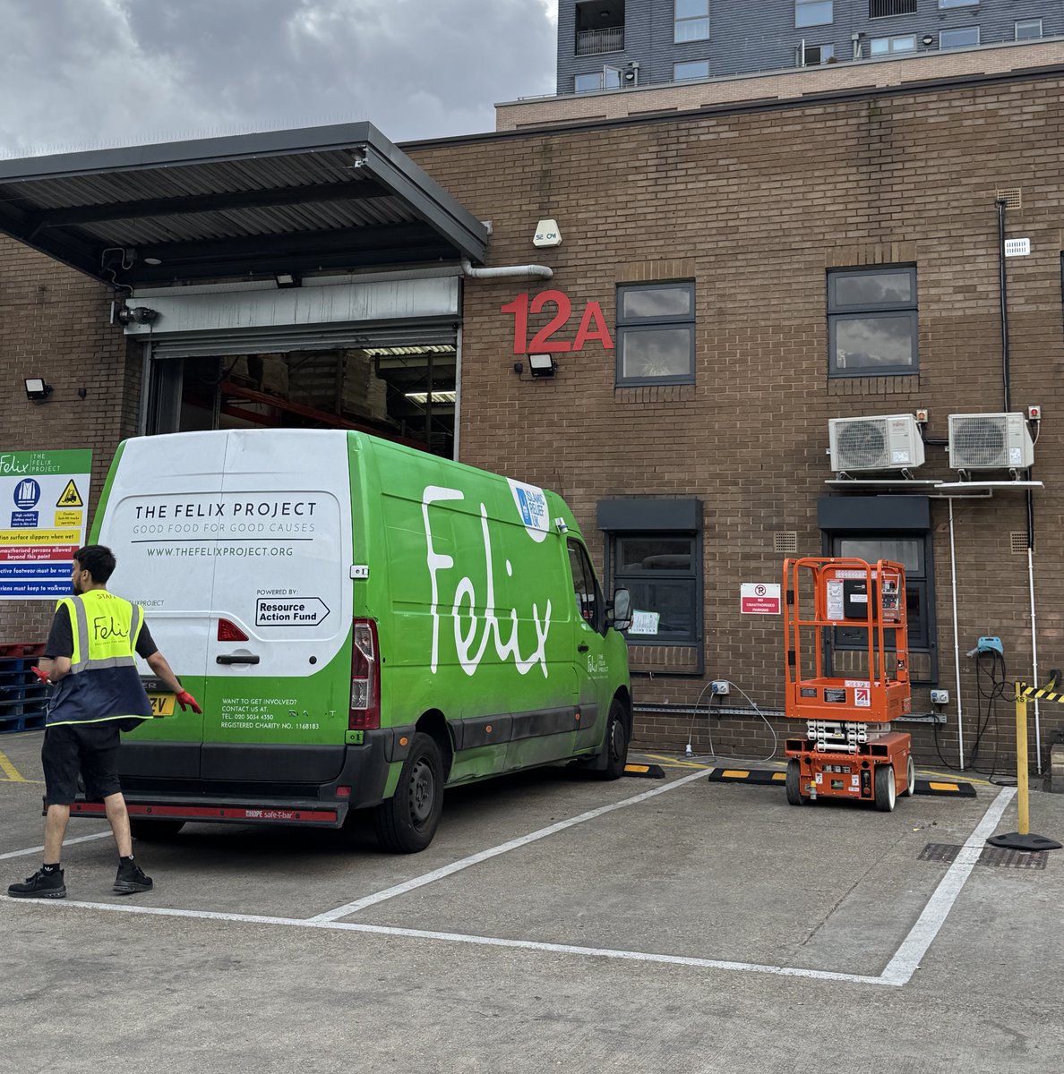 IslamicReliefUK's tweet photo. Last night, we joined @TheFelixProject for #MuslimClimateActionWeek, rescuing surplus food to fight hunger and cut waste. π»
Food waste fuels climate change, and food is a blessing in Islam!
As Muslims, we must honour that through action β Allah loves those who do not waste. π± https://t.co/VZP99MAMEC