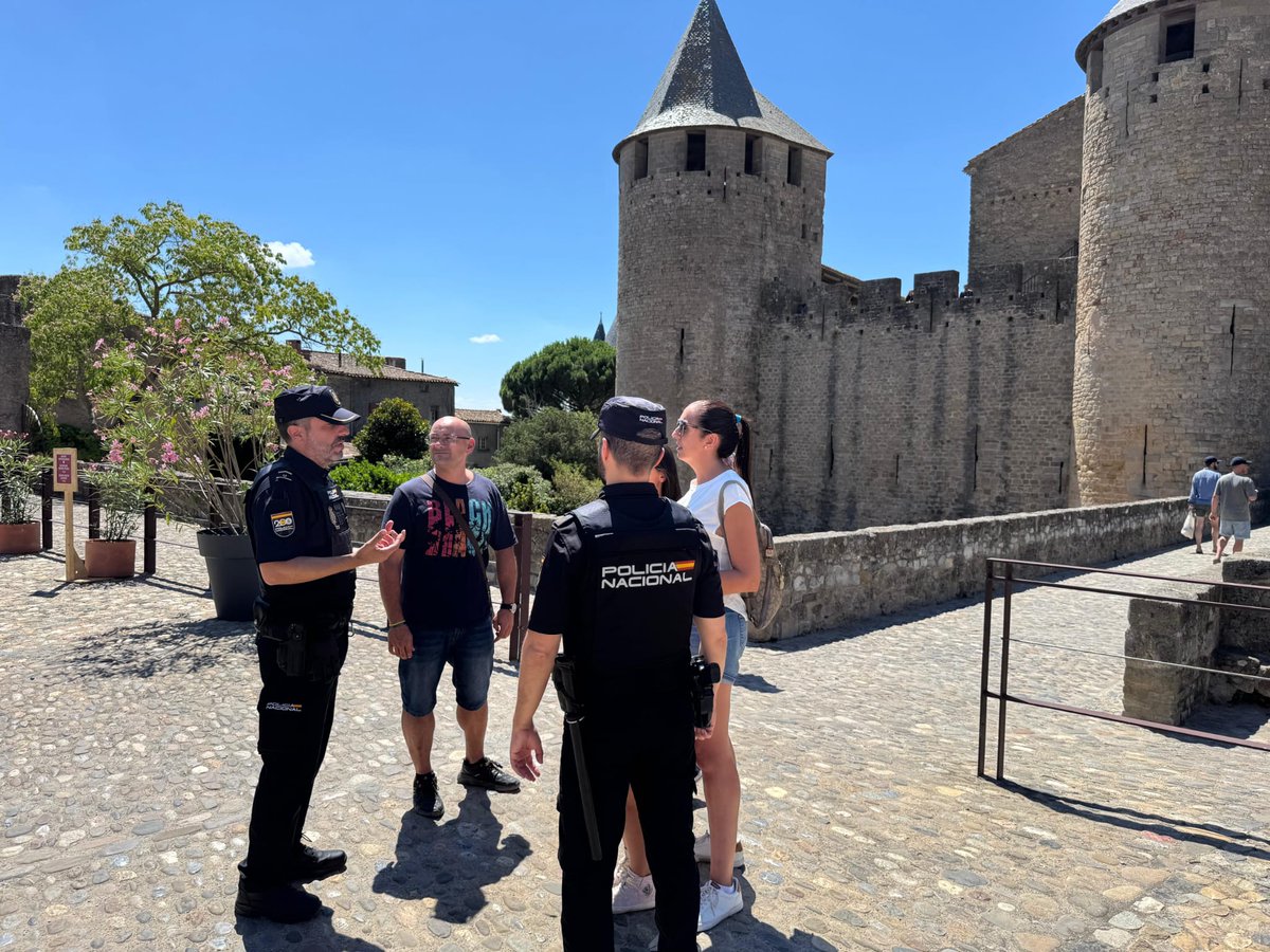 policia's tweet photo. Nuestros 👮🏻♀️👮♂️ de @policia patrullan junto a la @PoliceNationale en #Carcassonne 🇫🇷 #Francia
👉🏼Dentro del proyecto Comisarías Europeas
#ComisaríasEuropeas🇪🇸🇫🇷
#TurismoSeguro
#SafeTurism https://t.co/mlHAfZGzbZ