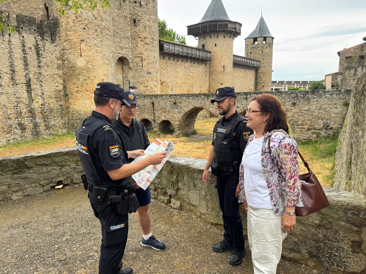 policia's tweet photo. Nuestros 👮🏻♀️👮♂️ de @policia patrullan junto a la @PoliceNationale en #Carcassonne 🇫🇷 #Francia
👉🏼Dentro del proyecto Comisarías Europeas
#ComisaríasEuropeas🇪🇸🇫🇷
#TurismoSeguro
#SafeTurism https://t.co/mlHAfZGzbZ