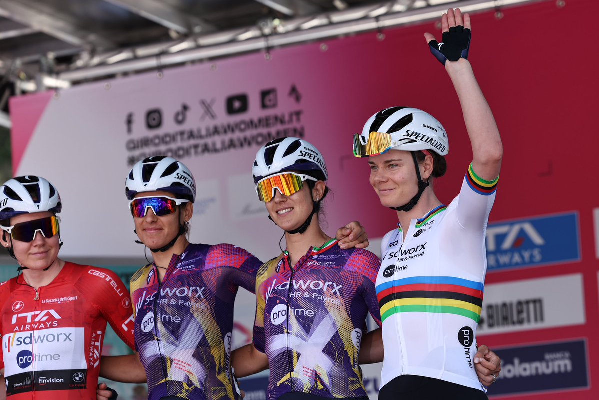 girowomen's tweet image. Who already misses the Corsa Rosa? ๐๐ปโโ๏ธ๐ฅฒ
#GirodItaliaWomen #WonderfulWomen #WOW